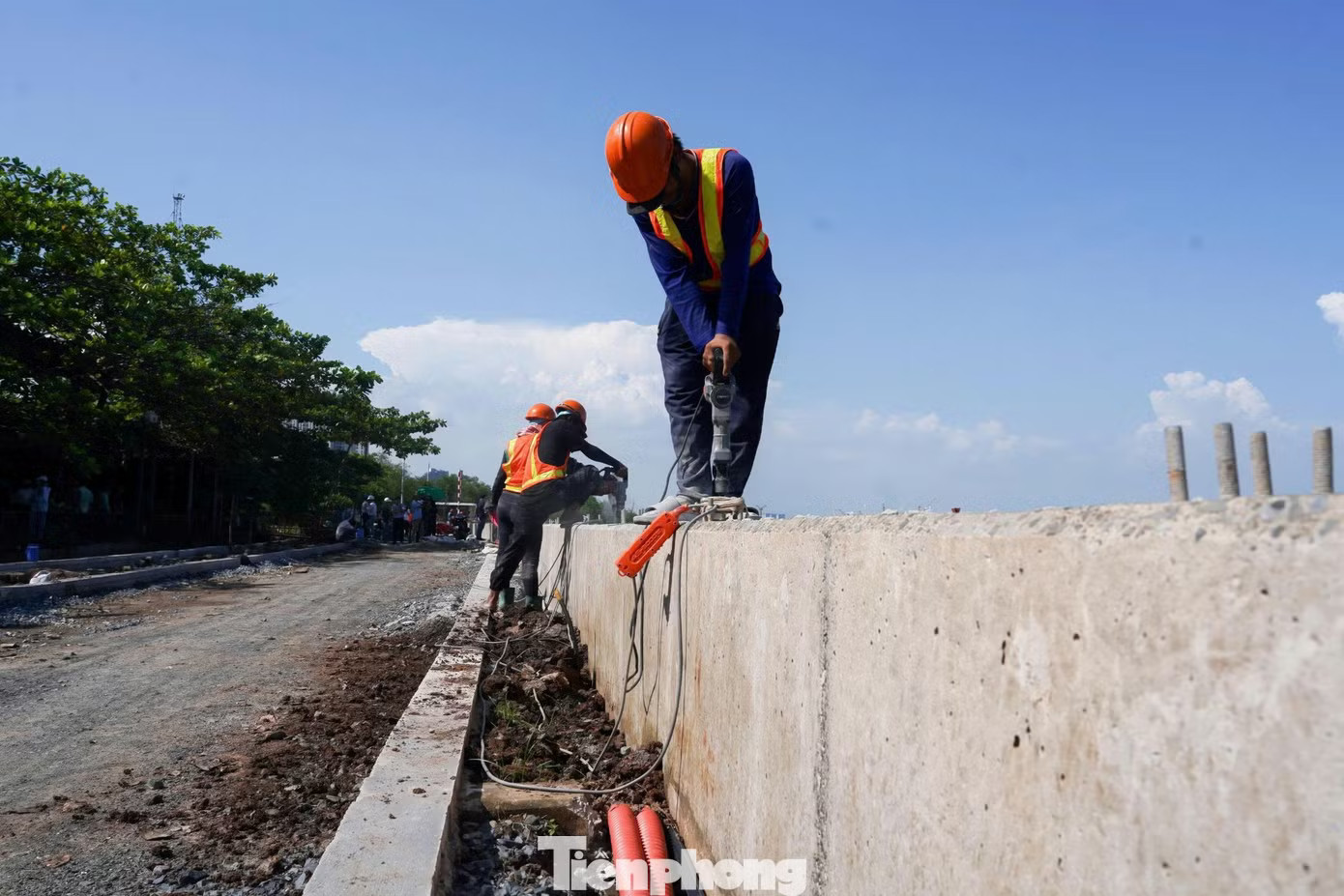 Dưới thời tiết nắng mưa thất thường, các công nhân tranh thủ từng khoảng thời gian thuận lợi để đẩy nhanh tiến độ công trình. Tăng tốc thi công siêu dự án chống ngập gần 10.000 tỷ đồng - Ảnh 2.