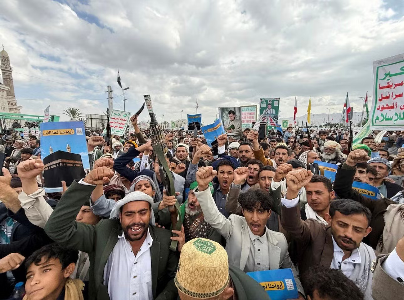 Đám đông ủng hộ Houthi ở Yemen. (Ảnh: Reuters) Ả-rập Xê-út chuẩn bị mở chiến dịch lớn để đánh bật Houthi khỏi cửa ngõ Biển Đỏ - Ảnh 1.