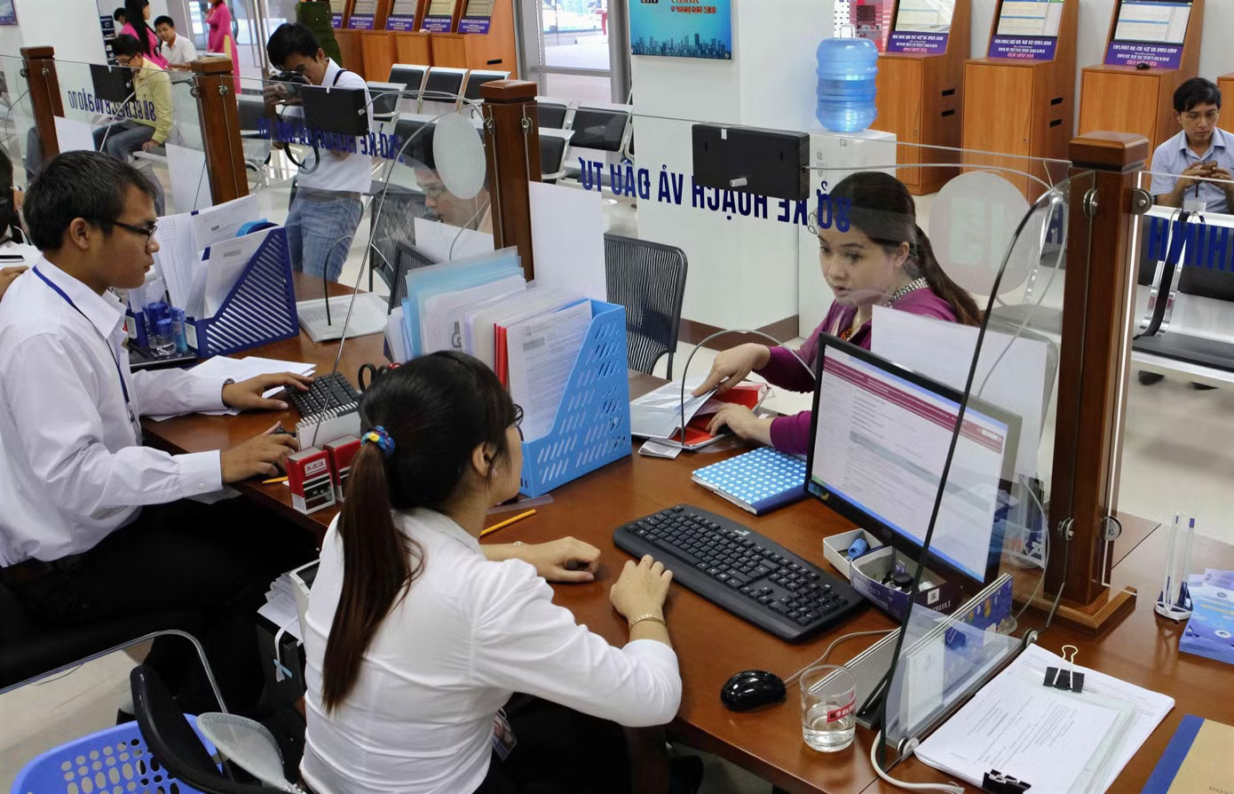Cán bộ, công chức cấp xã được hưởng phụ cấp công vụ 55% (ảnh minh họa). Chính thức: Cán bộ, công chức cấp xã hưởng phụ cấp bằng 55% mức lương - Ảnh 1.