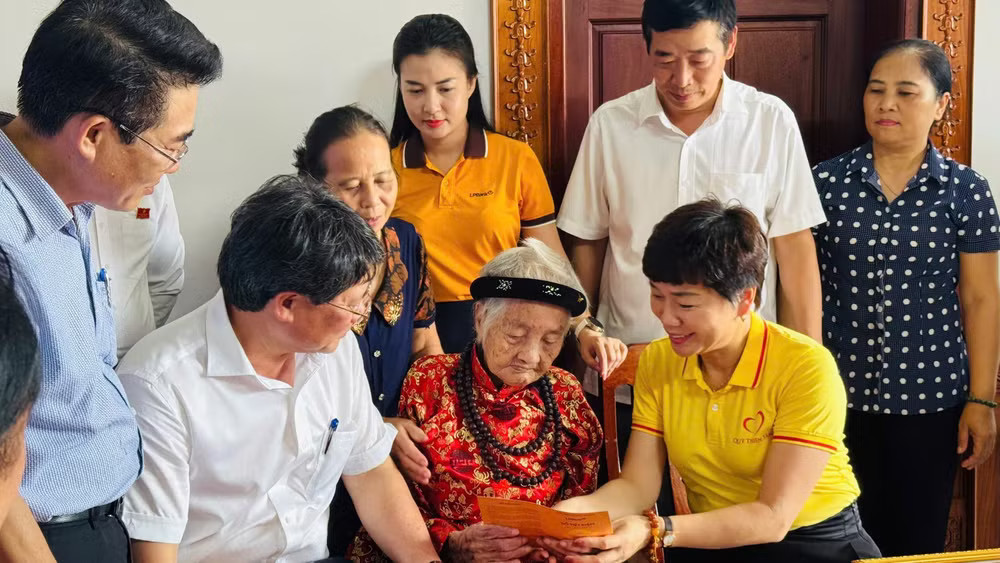 Quỹ Thiện Tâm (Tập đoàn Vingroup) đã trao quà tri ân tới 1.413 Bà Mẹ Việt Nam anh hùng trên cả nước. (Ảnh: Quỹ Thiện Tâm)