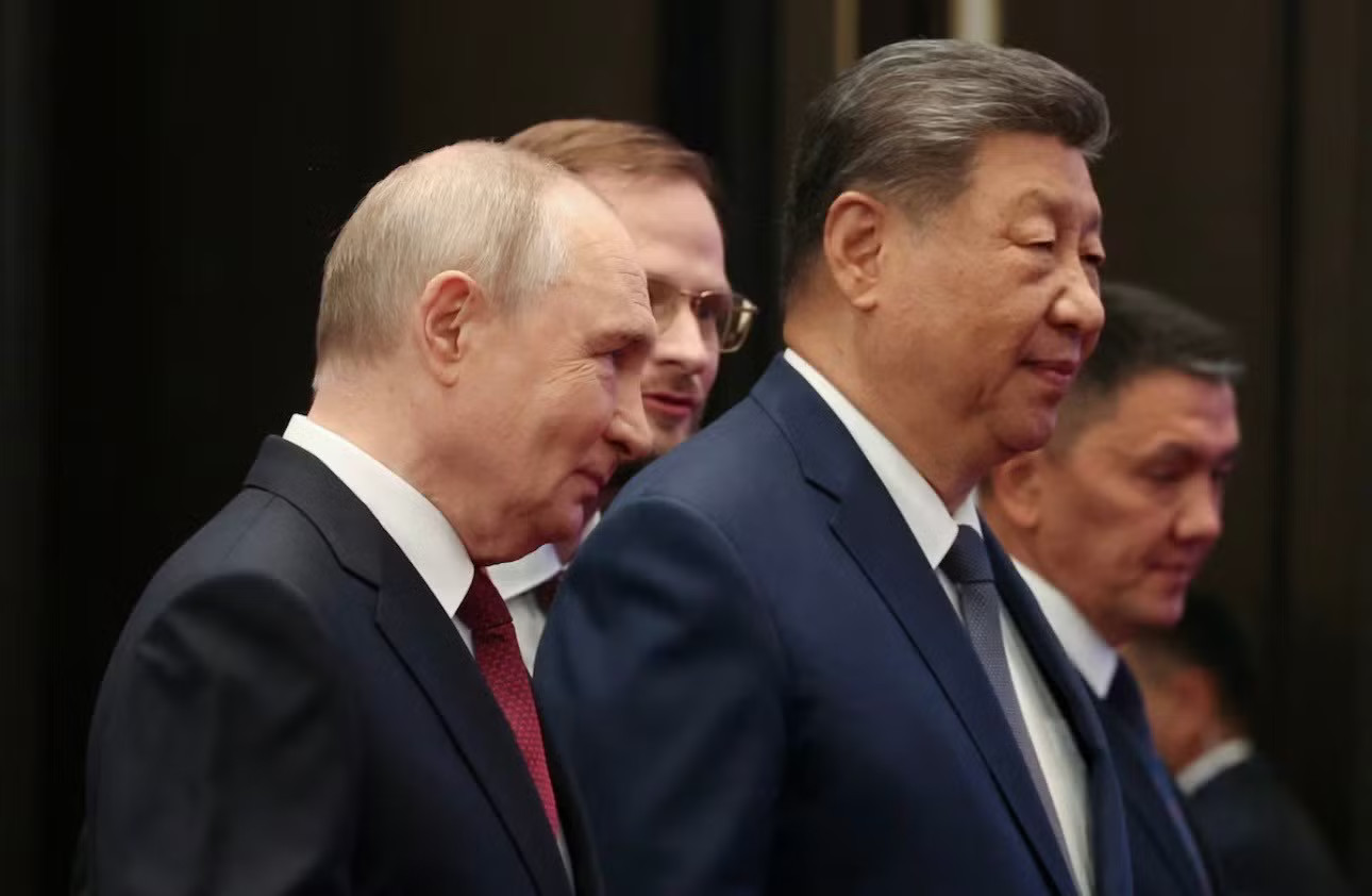 Tổng thống Nga Putin có thể có cuộc gặp ba bên với Chủ tịch Trung Quốc Tập Cận Bình và Tổng thống Mỹ Donald Trump nhân dịp Hội nghị APEC vào tháng 11 tới. (Ảnh: Reuters) Tổng thống Nga Putin sẽ dự Hội nghị APEC tại Trung Quốc, hé lộ khả năng diễn ra cuộc gặp quan trọng - Ảnh 1.