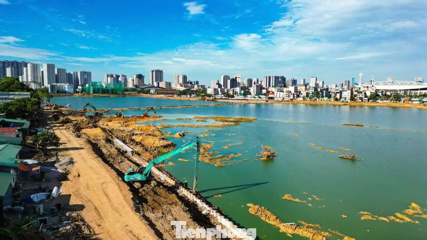 Hà Nội đẩy nhanh tiến độ các công trình, dự án trọng điểm. Ảnh: Phùng Linh. 12 địa phương tăng trưởng trên 10%: Vì sao không có Hà Nội, TPHCM? - Ảnh 2.