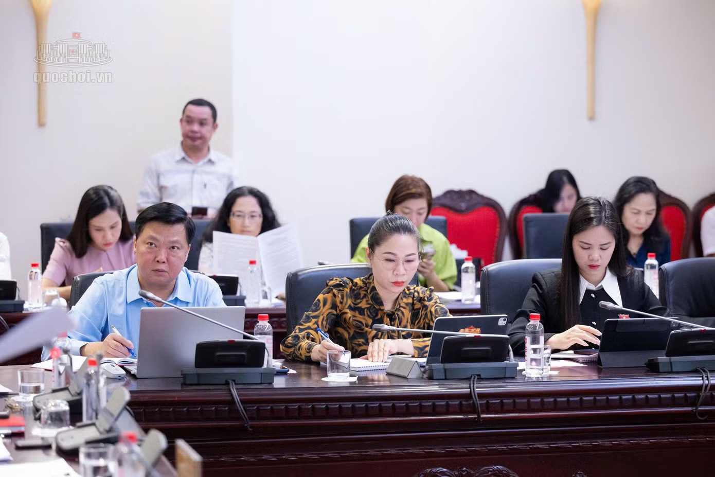 Các đại biểu tại phiên họp. (Ảnh: QH) Đại biểu Quốc hội: Thiết bị y tế đang là vấn đề khiến cán bộ y tế 'rất lo sợ' - Ảnh 1.