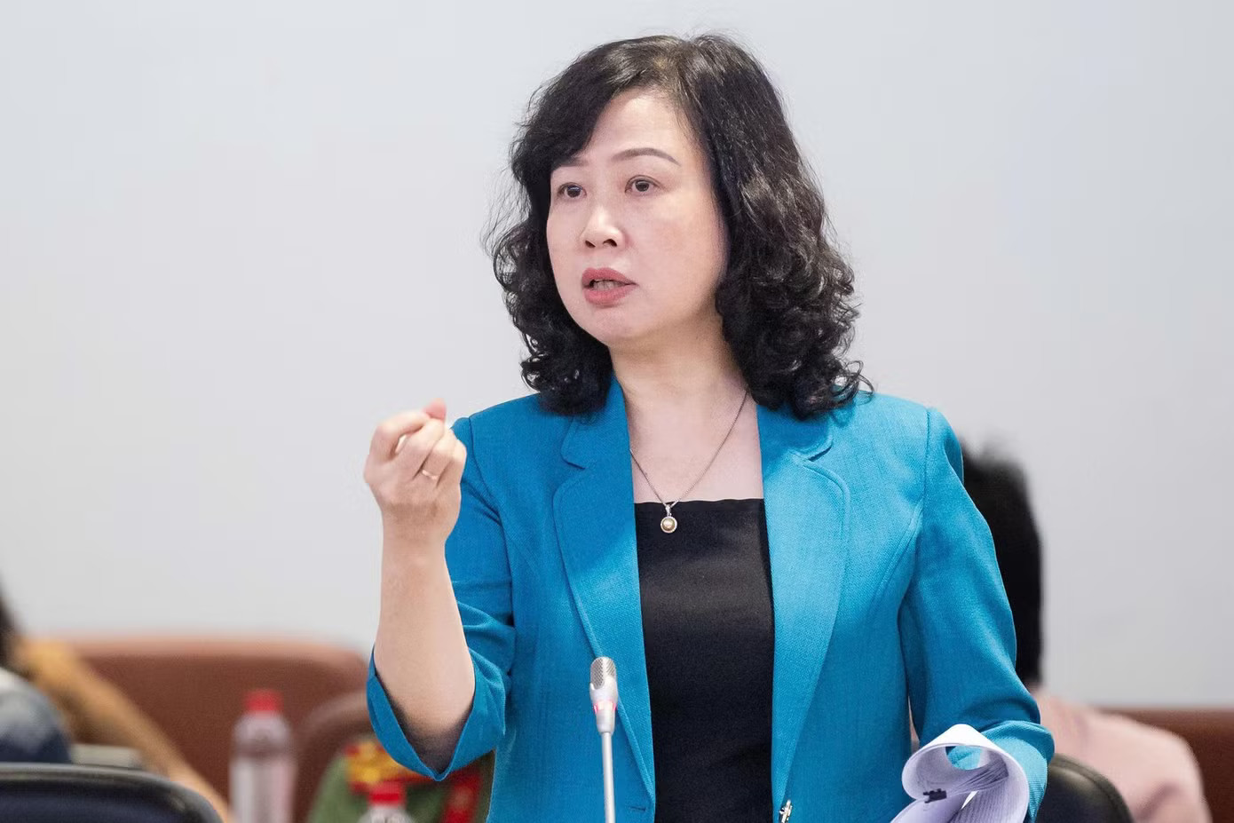 Bộ trưởng Bộ Y tế Đào Hồng Lan tiếp thu, giải trình. Ảnh: QH Đại biểu Quốc hội: Thiết bị y tế đang là vấn đề khiến cán bộ y tế 'rất lo sợ' - Ảnh 3.