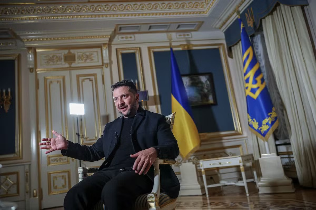 Tổng thống Ukraine Volodymyr Zelensky trả lời phỏng vấn Reuters. (Ảnh: Reuters) Nga tăng cường tấn công Ukraine sau phát ngôn của Tổng thống Zelensky - Ảnh 1.
