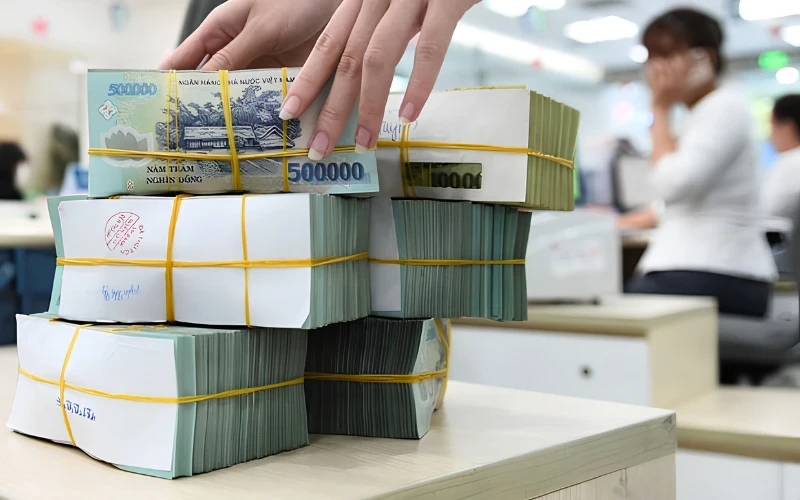 Dòng tiền nhàn rỗi của người dân chảy mạnh vào ngân hàng. Ảnh minh họa.