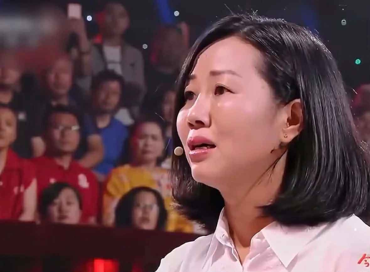Zeng Youdi trên chương trình truyền hình trực tiếp giúp cô đoàn tụ với gia đình ruột của mình. Ảnh từ Instagram
