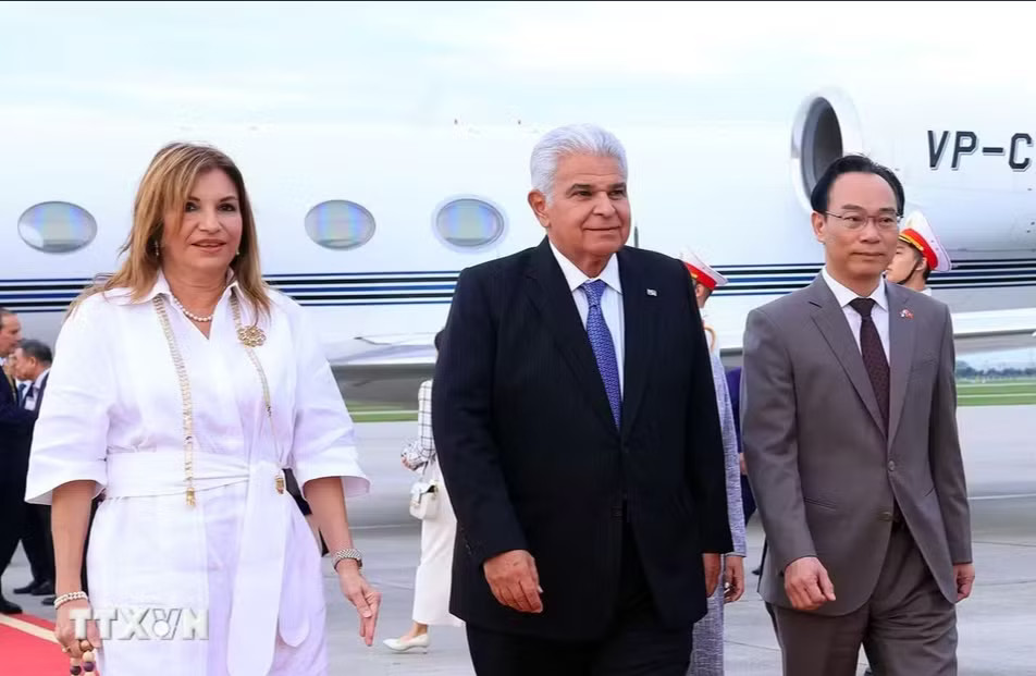 Tổng thống Panama José Raúl Mulino và Phu nhân bắt đầu thăm chính thức Việt Nam. Ảnh: TTXVN Tổng thống Panama và Phu nhân đến Hà Nội, bắt đầu thăm chính thức Việt Nam - Ảnh 2.