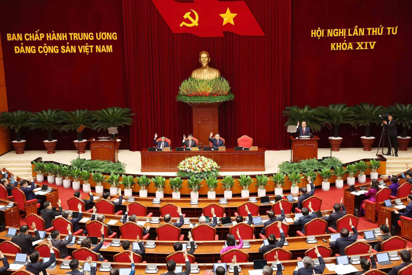 Quang cảnh hội nghị. Ảnh: TTXVN. Tổng Bí thư, Chủ tịch nước: Cán bộ cấp chiến lược phải có năng lực tổ chức thực hiện những quyết sách lớn - Ảnh 6.