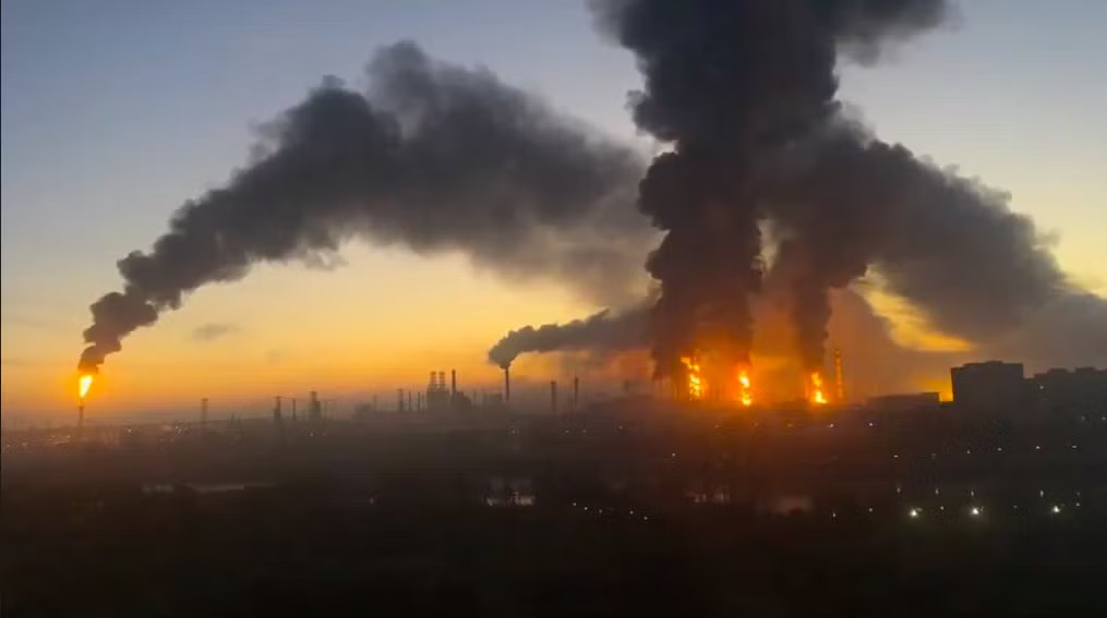 Ukraine tuyên bố làm tê liệt hơn nửa công suất lọc dầu của Nga - Ảnh 1.