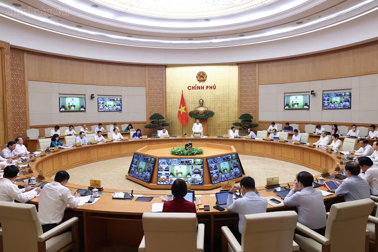Thủ tướng chủ trì phiên họp thường kỳ Chính phủ. (Ảnh: VGP) “Bật đèn vàng” với địa phương: Ba góc nhìn để đánh giá cán bộ - Ảnh 3.