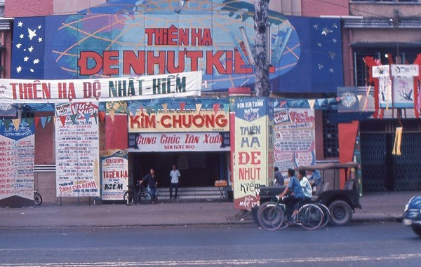Quảng cáo trước rạp Nguyễn Văn Hảo. (Ảnh- Manhhai, Flickr, CC BY 2.0) 
