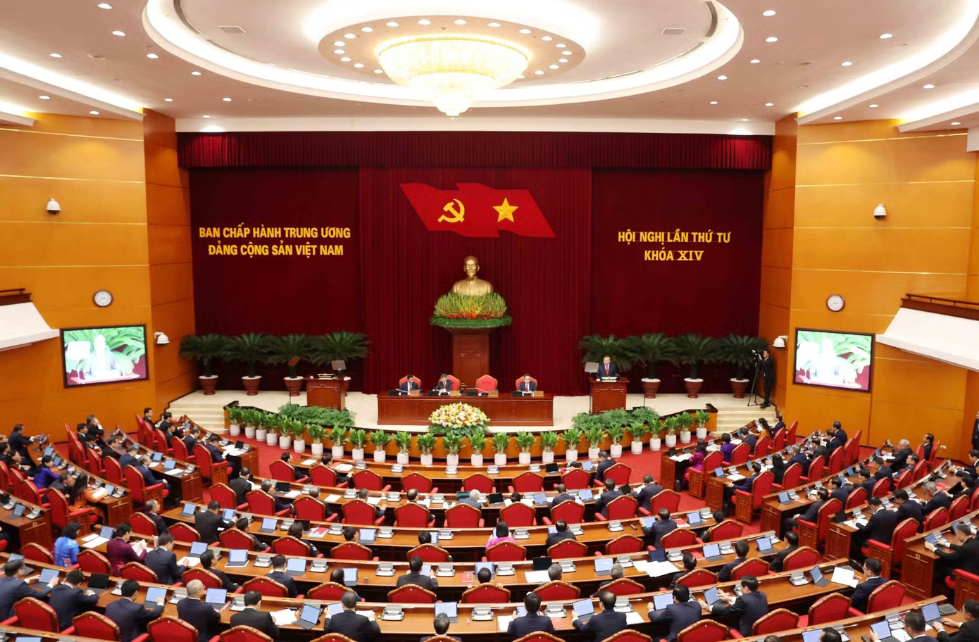 Hội nghị Trung ương 4 khóa XIV. Ảnh: TTXVN. Trung ương thảo luận về chiến lược quốc gia thu hút và trọng dụng nhân tài - Ảnh 1.