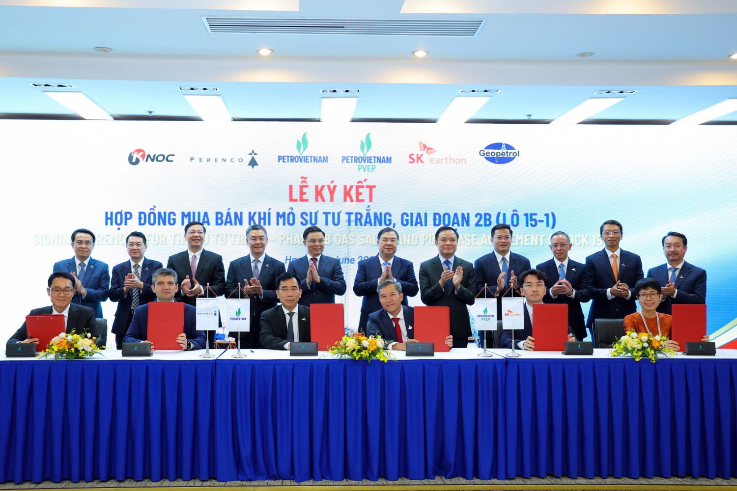 Lễ ký kết Hợp đồng mua bán khí mỏ Sư Tử Trắng Giai đoạn 2B, Lô 15-1 giữa Petrovietnam và các đối tác trong PSC Lô 15-1, bao gồm: PVEP, Perenco, KNOC, SKEO và Geopetrol