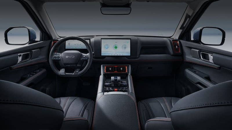Khoang lái với hai màn hình BYD Shark