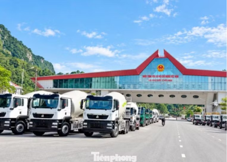 Hoạt động kinh tế cửa khẩu tiếp tục giữ vai trò là động lực tăng trưởng tại tỉnh Lạng Sơn. Thông quan cửa khẩu Lạng Sơn cao điểm tới 2.100 xe/ngày - Ảnh 2.
