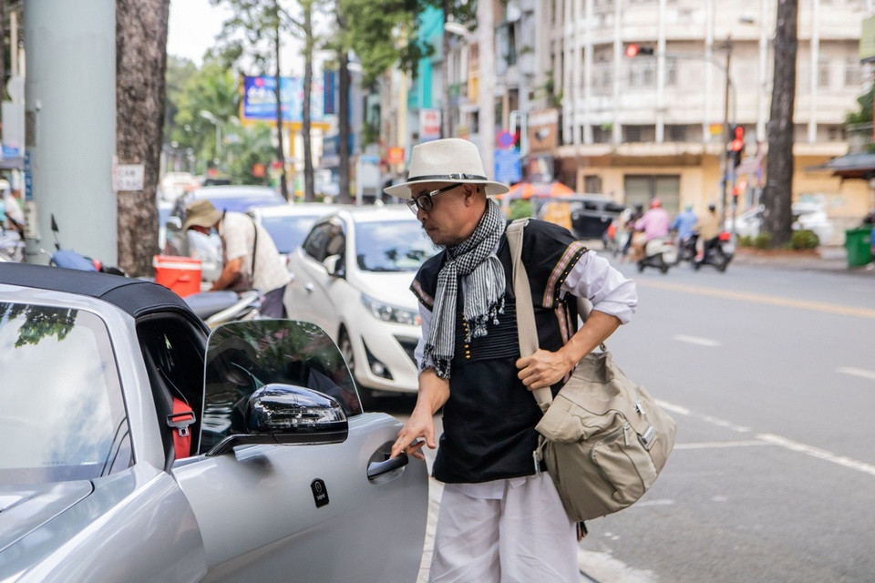 photo.znews.vn-w960-uploaded-dqvpxpck-2023_06_26-_can_canh_kho_sieu_xe_tram_ty_dang_le_nguyen_vu_zing_1.jpg