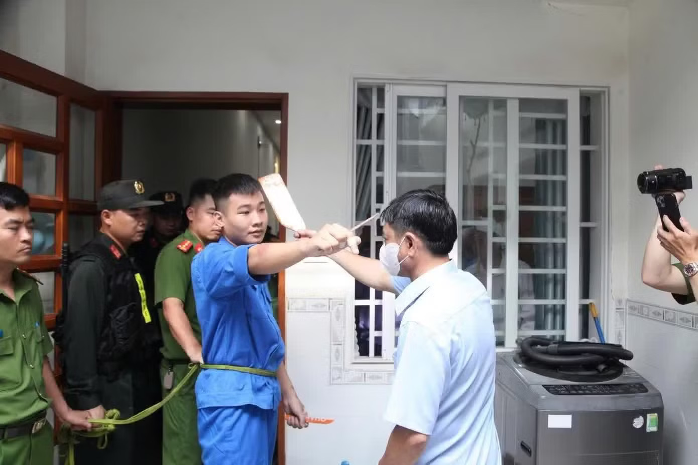 Một phân cảnh thực nghiệm, đối tượng Nguyễn Đức Anh đột nhập vào nhà bị hại. Sáng nay, xét xử vụ thảm án khiến 3 mẹ con tử vong ở Đồng Nai - Ảnh 1.
