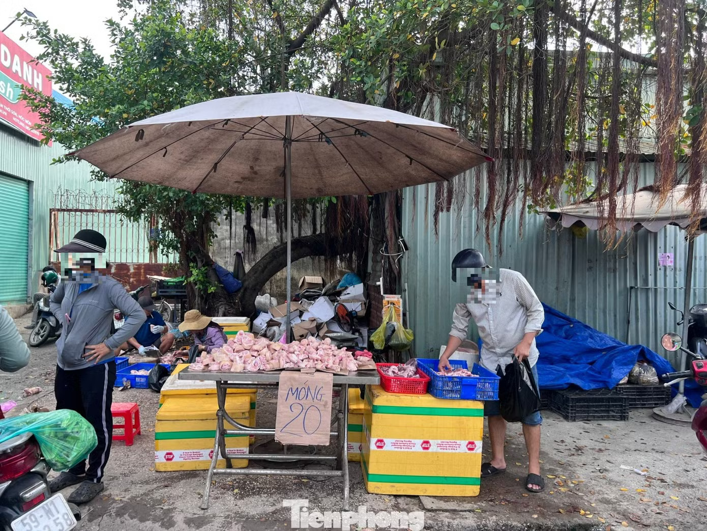 Móng giò heo đông lạnh nhập khẩu chỉ có giá 20.000 đồng/kg Thịt đông lạnh nhập khẩu: Mua càng nhiều, giá càng rẻ - Ảnh 2.