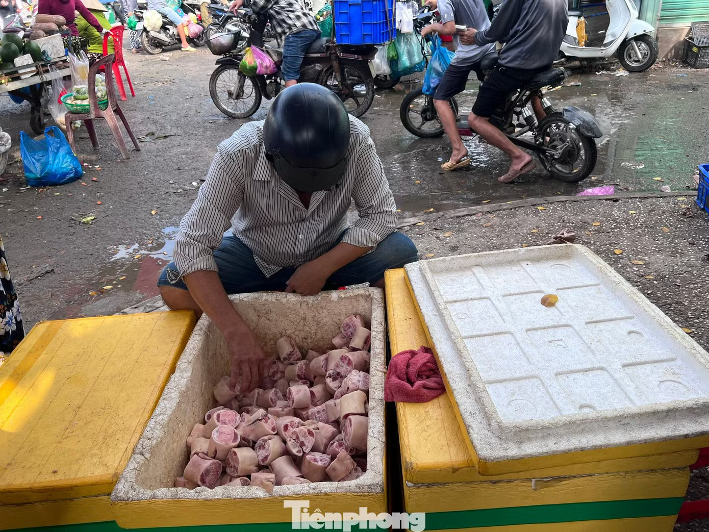 Thịt heo đông lạnh nhập khẩu bán ở nhiều chợ, người mua hầu như không ai quan tâm, hỏi về nguồn gốc xuất xứ Thịt đông lạnh nhập khẩu: Mua càng nhiều, giá càng rẻ - Ảnh 3.