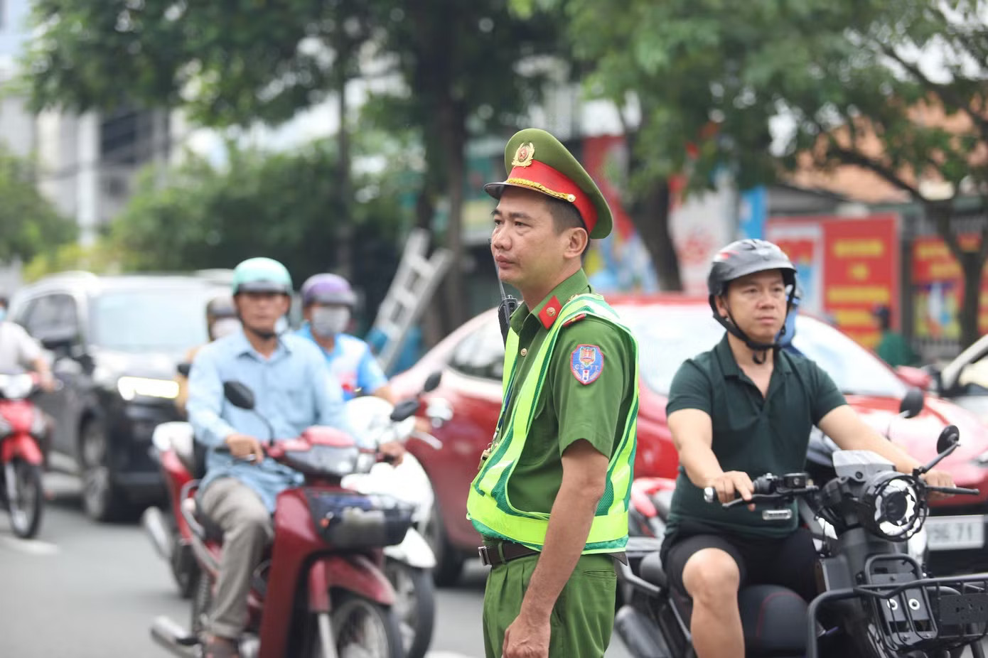 Người dân đứng chật kín theo dõi phiên xét xử bị cáo vụ thảm án ở Đồng Nai - Ảnh 9.