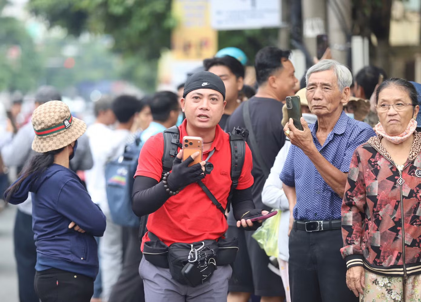 Người dân đứng chật kín theo dõi phiên xét xử bị cáo vụ thảm án ở Đồng Nai - Ảnh 3.