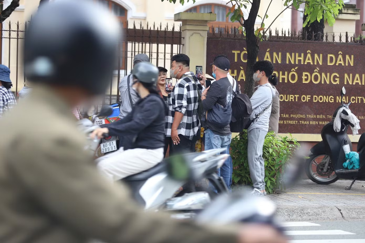 Người dân đứng chật kín theo dõi phiên xét xử bị cáo vụ thảm án ở Đồng Nai - Ảnh 1.