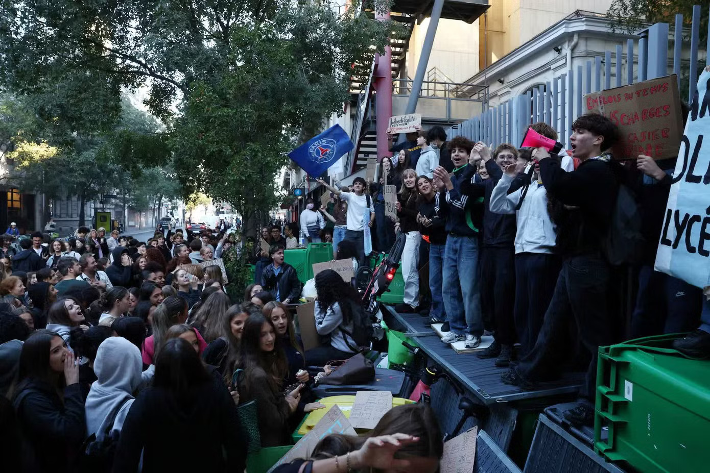 Pháp: Cảnh sát xịt hơi cay giải tán đám đông biểu tình, bắt giữ hàng nghìn người - Ảnh 2.