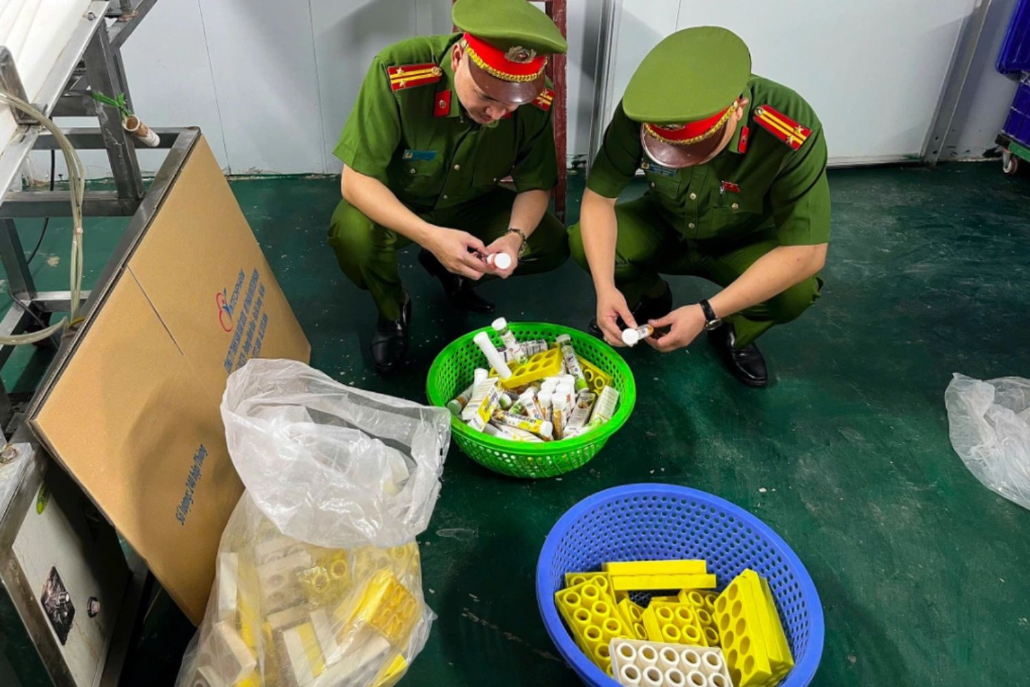 Cảnh sát thu giữ tang vật