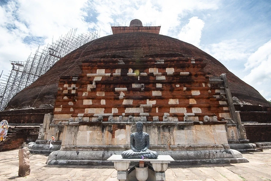 Tượng Phật trước của bảo tháp Jetavanaramaya. Ảnh- Asian Historical