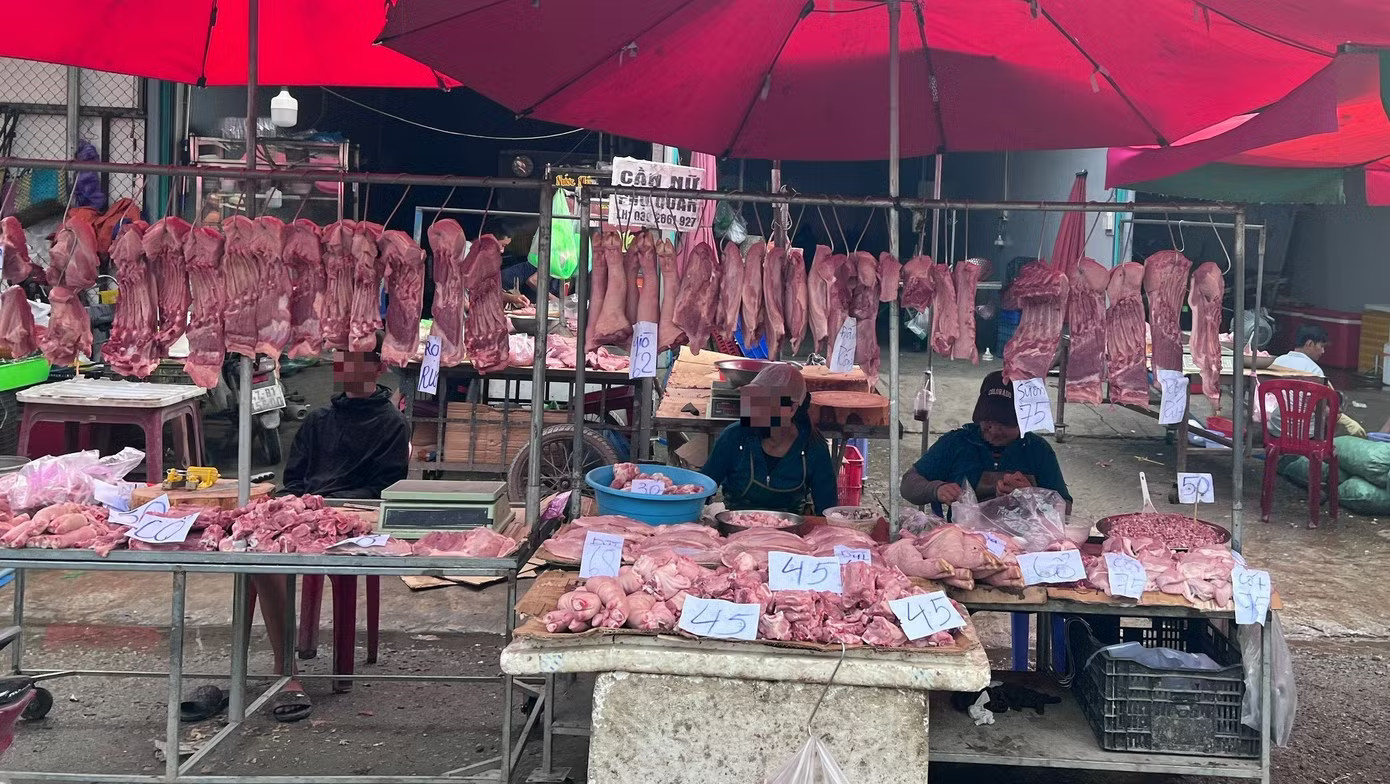 Thịt heo bán đầy bên ngoài chợ đầu mối nông sản Thủ Đức. Ảnh: Uyên Phương Bất an thịt heo chứa chất cấm - Ảnh 3.