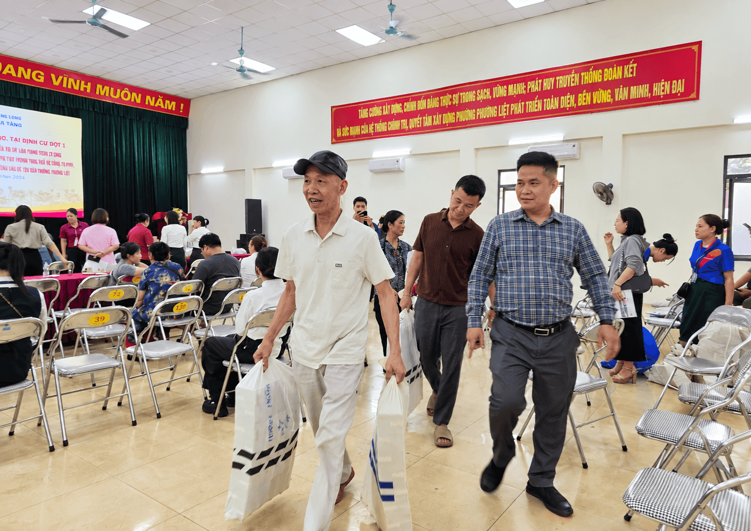 Vingroup (VIC) tiếp tục chi trả bồi thường tại dự án 162.000 tỷ, người dân mang bao tải tiền đi đựng