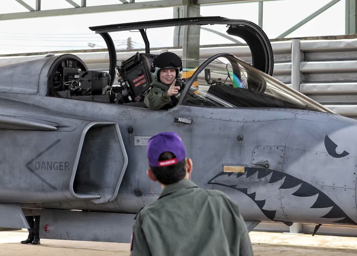 Khoảnh khắc Nhà vua Thái Lan dõi theo Hoàng hậu lái tiêm kích Gripen - Ảnh 6.