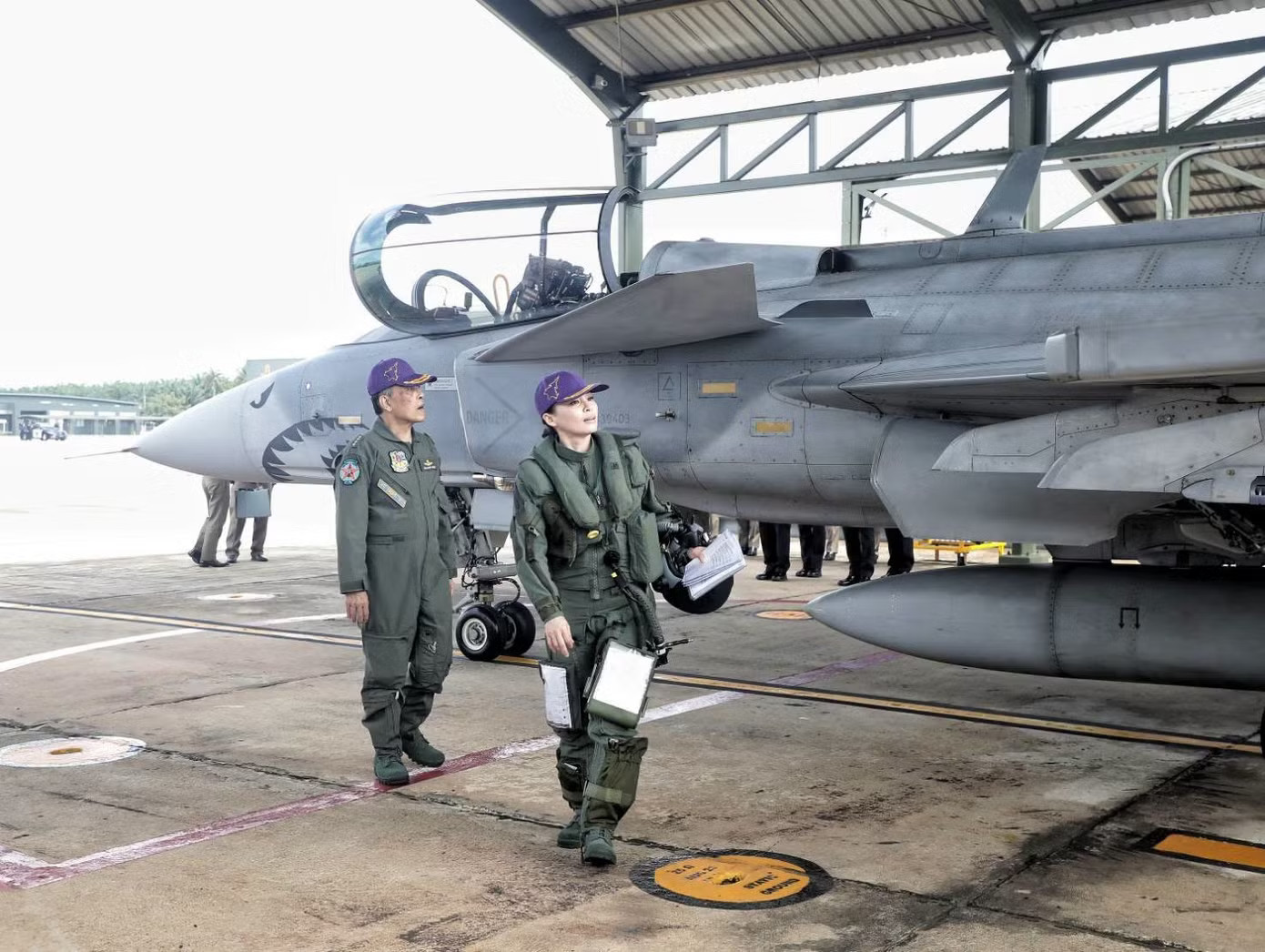 Khoảnh khắc Nhà vua Thái Lan dõi theo Hoàng hậu lái tiêm kích Gripen - Ảnh 1.