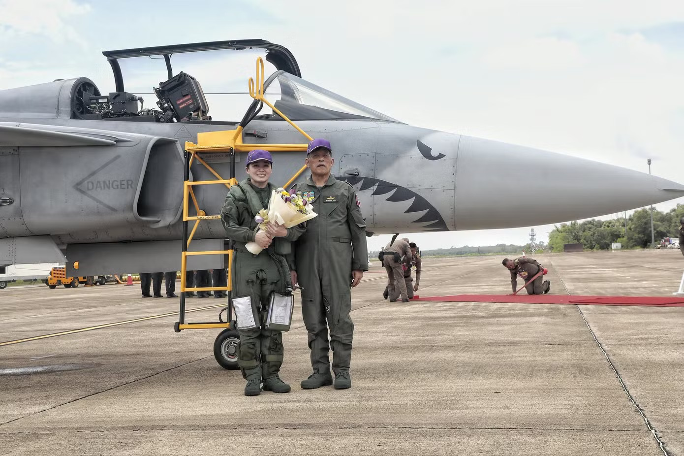 Khoảnh khắc Nhà vua Thái Lan dõi theo Hoàng hậu lái tiêm kích Gripen - Ảnh 12.