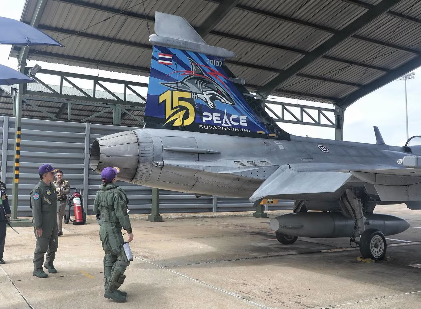 Khoảnh khắc Nhà vua Thái Lan dõi theo Hoàng hậu lái tiêm kích Gripen - Ảnh 2.