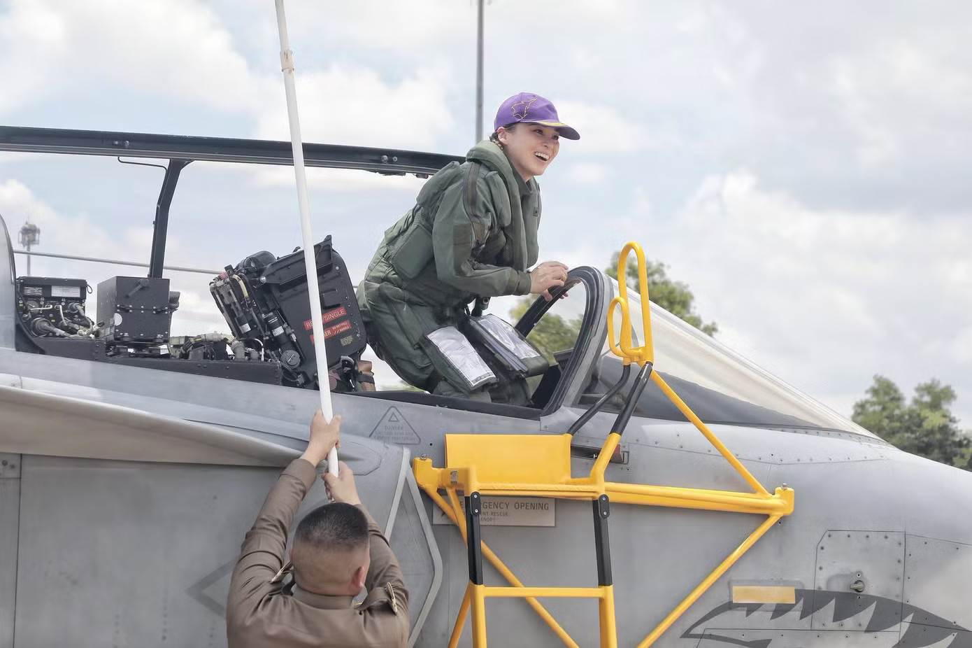 Khoảnh khắc Nhà vua Thái Lan dõi theo Hoàng hậu lái tiêm kích Gripen - Ảnh 14.