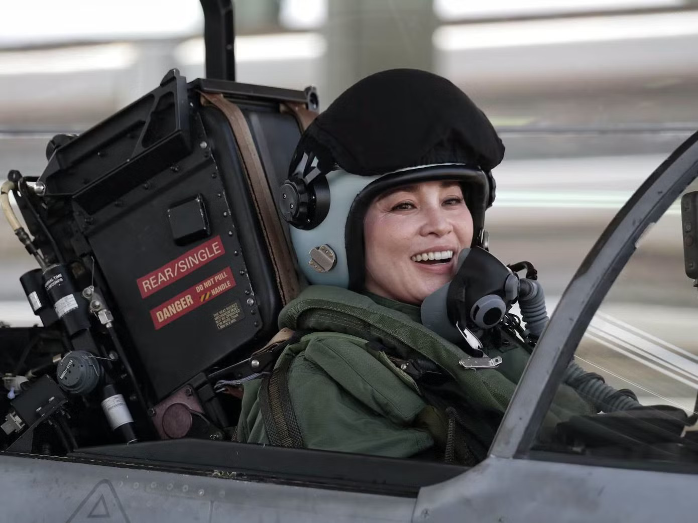 Khoảnh khắc Nhà vua Thái Lan dõi theo Hoàng hậu lái tiêm kích Gripen - Ảnh 9.