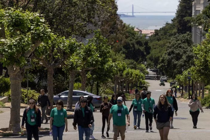 Các sinh viên ở Đại học California. (Ảnh: Reuters) Mỹ định thu phí 70.000 USD với sinh viên quốc tế muốn được làm việc tại nước này - Ảnh 1.