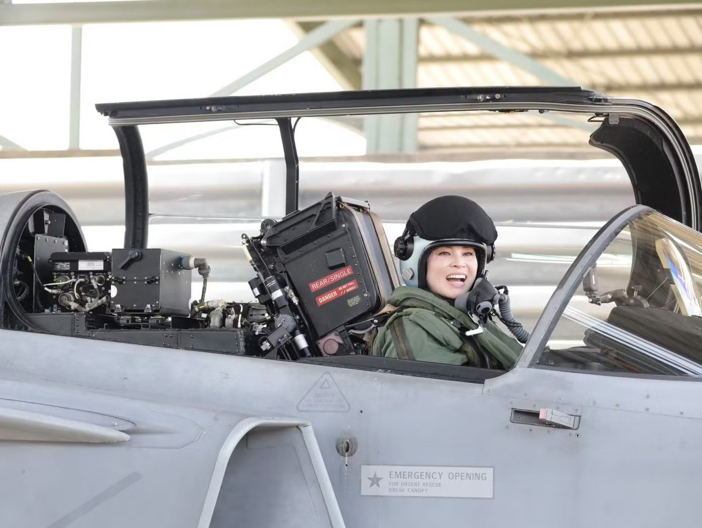 Khoảnh khắc Nhà vua Thái Lan dõi theo Hoàng hậu lái tiêm kích Gripen - Ảnh 7.