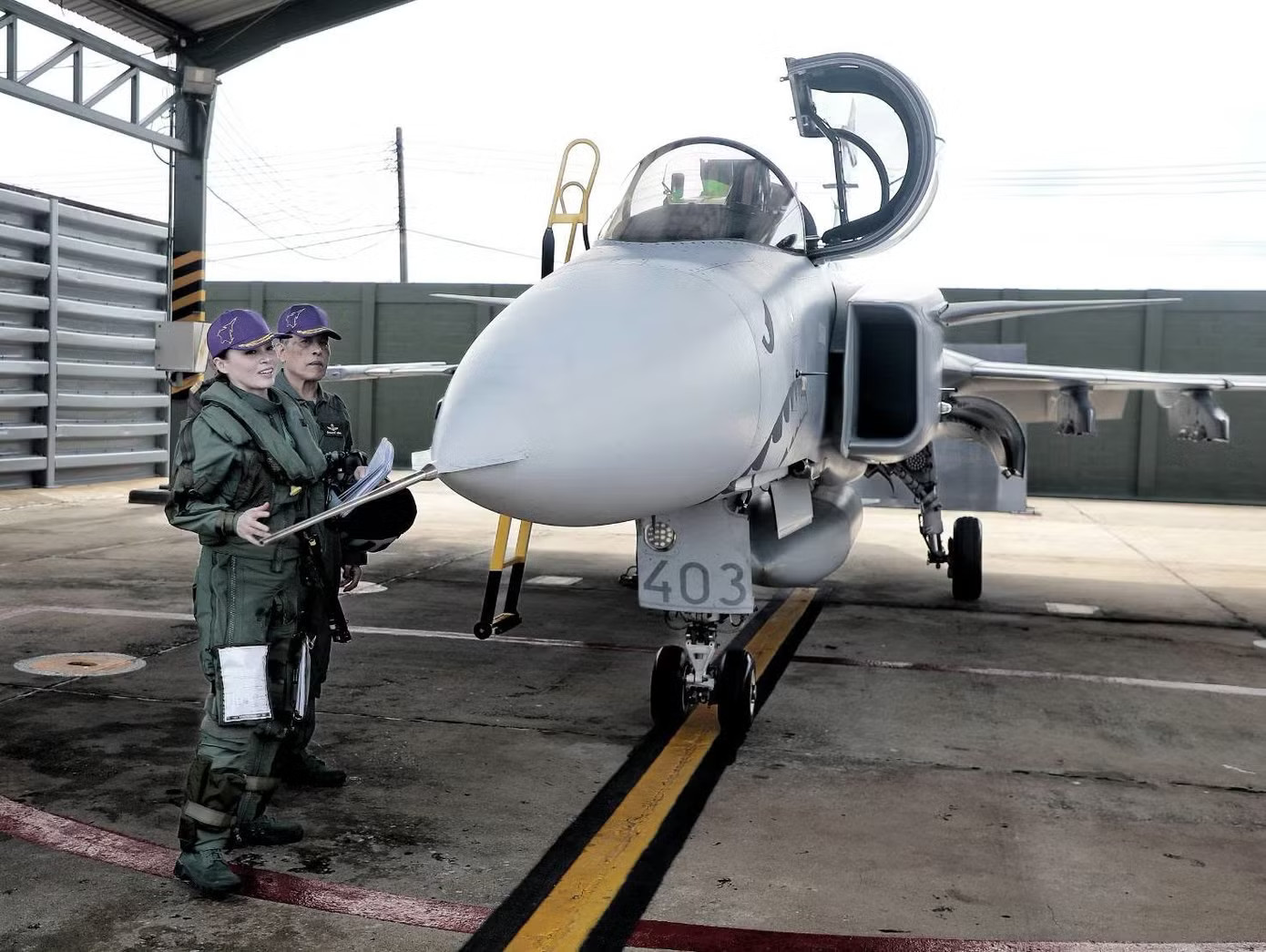 Khoảnh khắc Nhà vua Thái Lan dõi theo Hoàng hậu lái tiêm kích Gripen - Ảnh 3.
