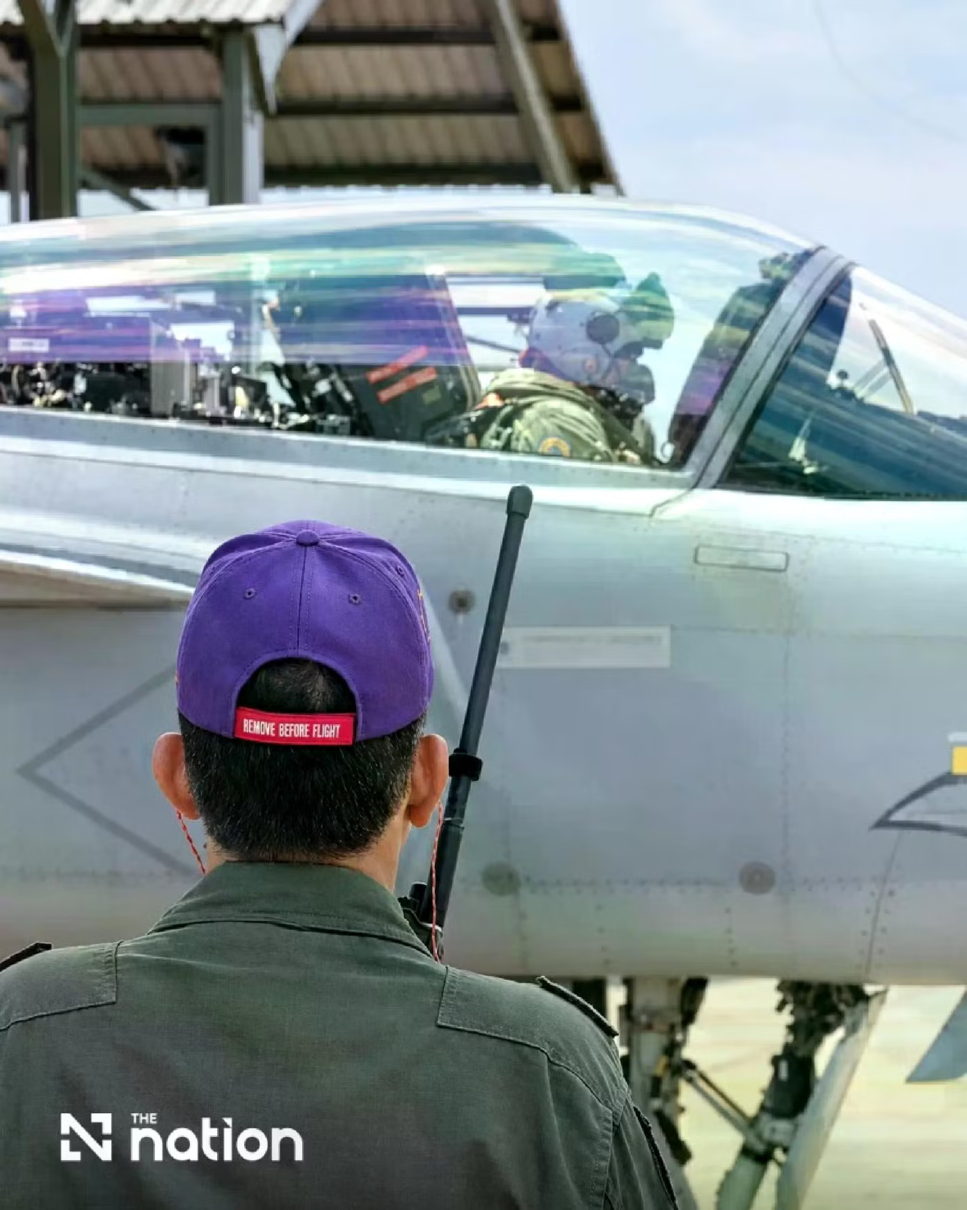 (Ảnh: The Nation) Khoảnh khắc Nhà vua Thái Lan dõi theo Hoàng hậu lái tiêm kích Gripen - Ảnh 10.