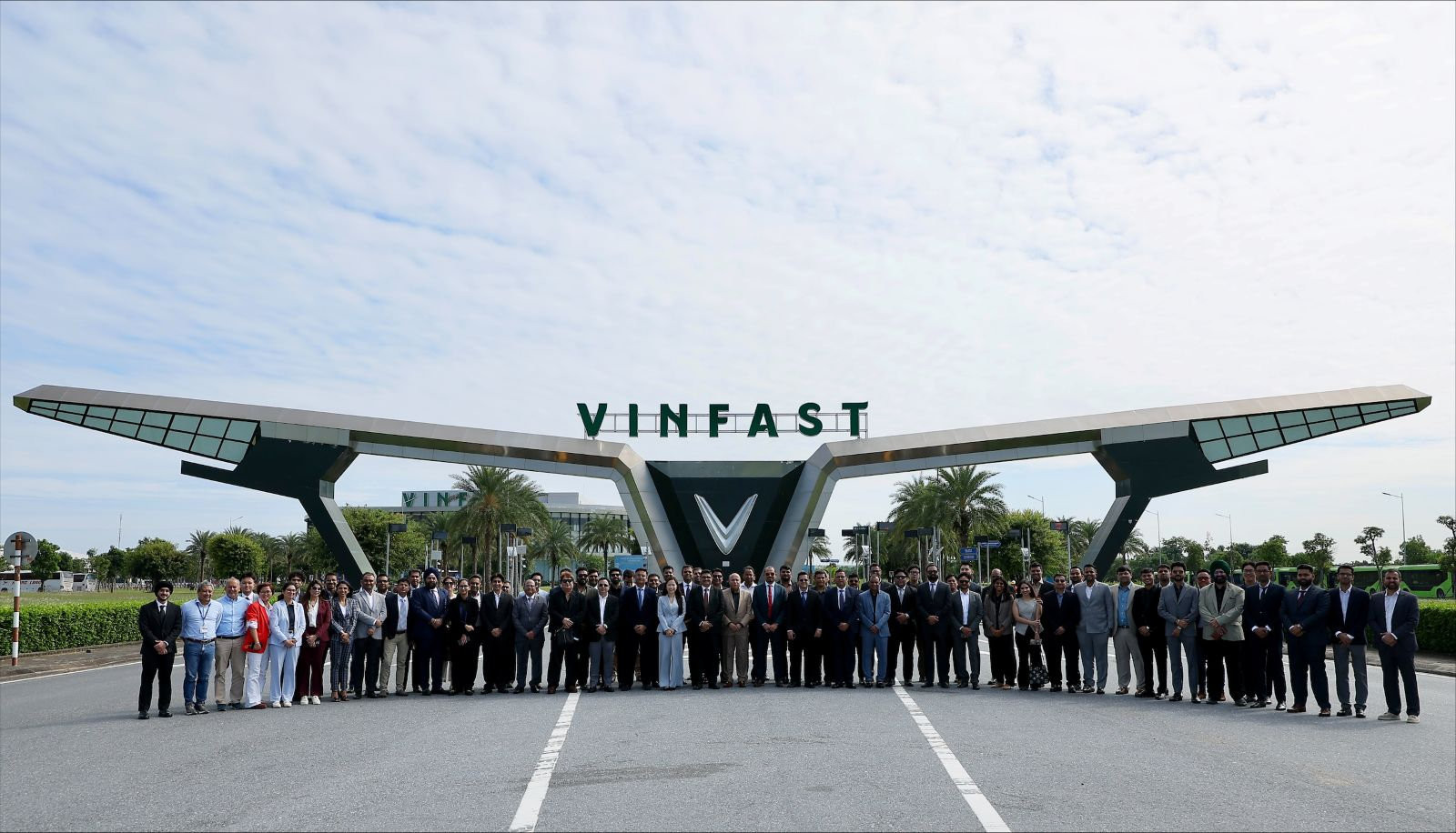 VinFast tiến công thị trường xe máy lớn nhất thế giới, ký thỏa thuận phủ sóng tại 34 thành phố