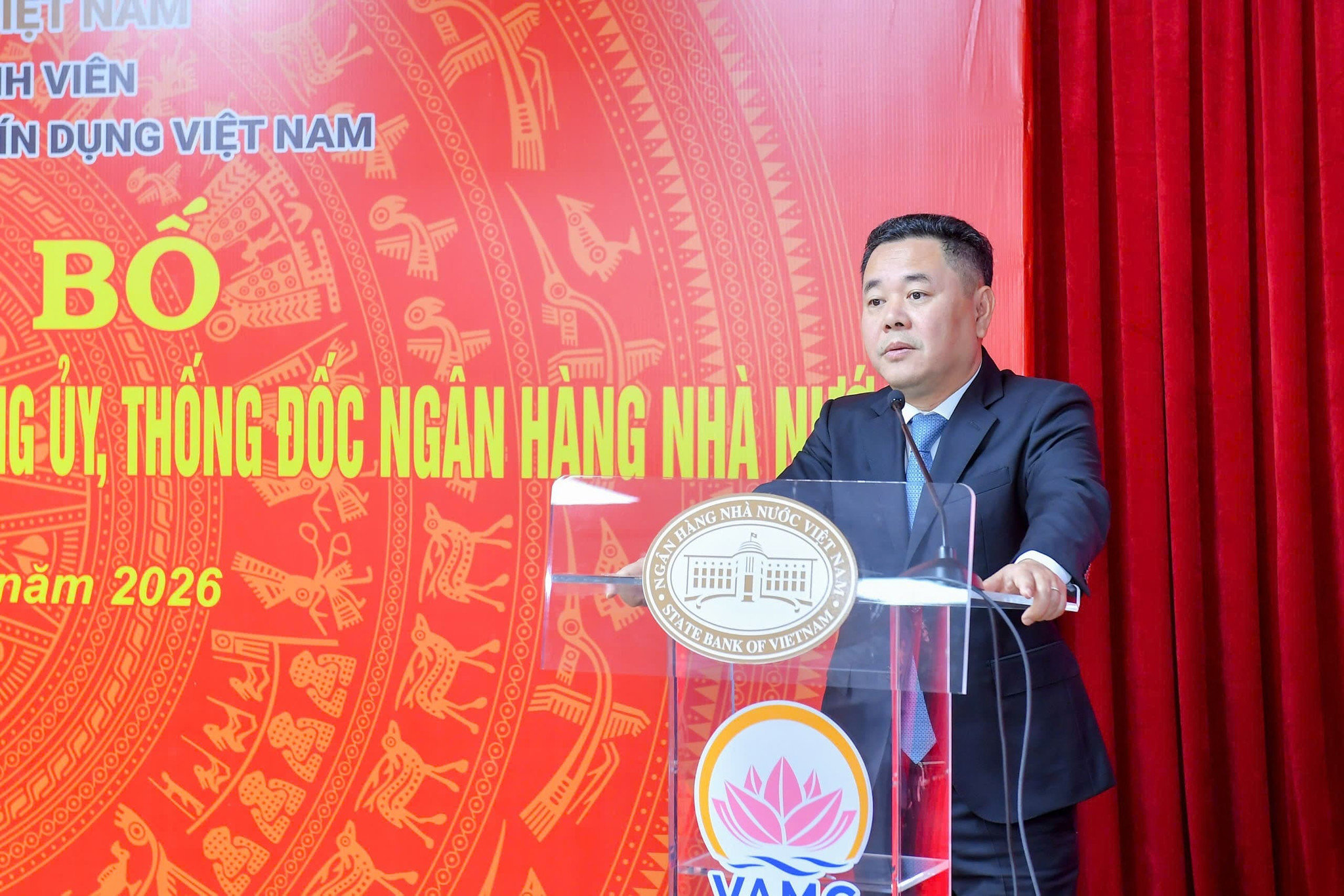 7.10 2 Phó Thống đốc Ngân hàng Nhà nước Nguyễn Ngọc Cảnh trao Quyết định bổ nhiệm Phó Tổng Giám đốc VAMC