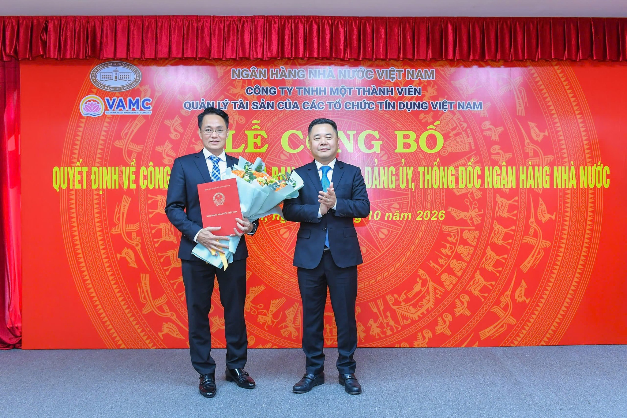 7.10 1 Phó Thống đốc Ngân hàng Nhà nước Nguyễn Ngọc Cảnh trao Quyết định bổ nhiệm Phó Tổng Giám đốc VAMC