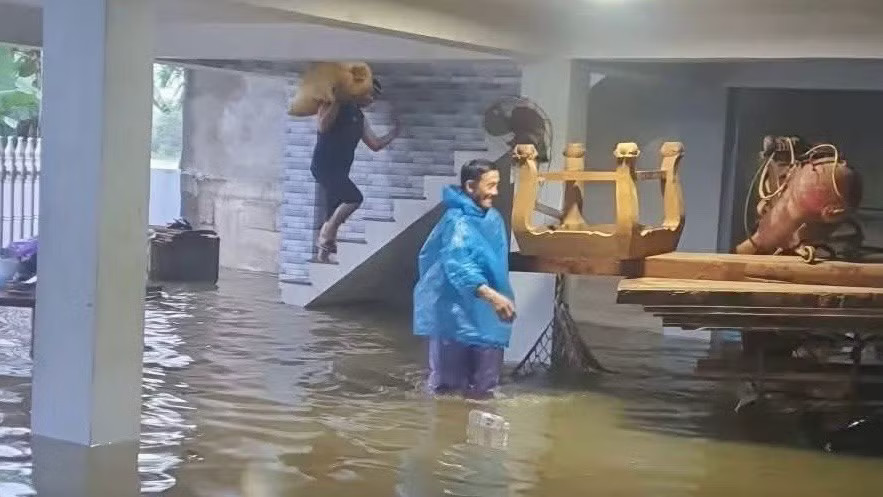 Mưa lớn gây ngập cục bộ nhiều khu dân cư ở Quảng Ngãi - Ảnh 3.