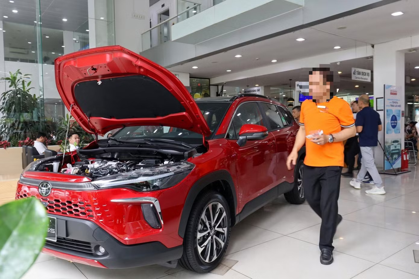 Lãi suất vay mua ô tô thả nổi vọt lên 17-18%/năm khiến nhiều chủ xe chịu áp lực trả nợ. Khách vay mua ô tô 'oằn mình' gánh lãi suất thả nổi gần 20% - Ảnh 1.