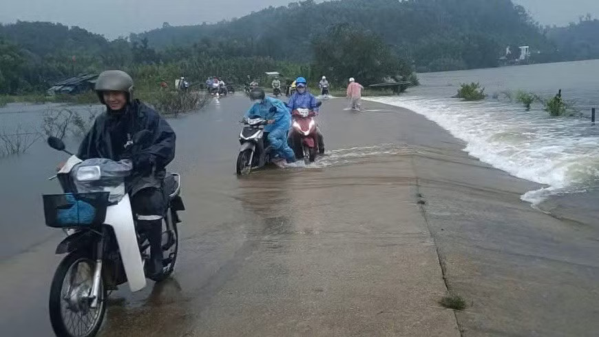 Mưa lớn gây ngập cục bộ nhiều khu dân cư ở Quảng Ngãi - Ảnh 1.