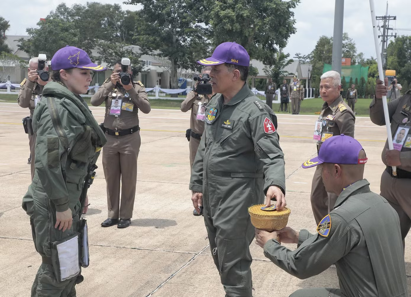 Khoảnh khắc Nhà vua Thái Lan dõi theo Hoàng hậu lái tiêm kích Gripen - Ảnh 13.
