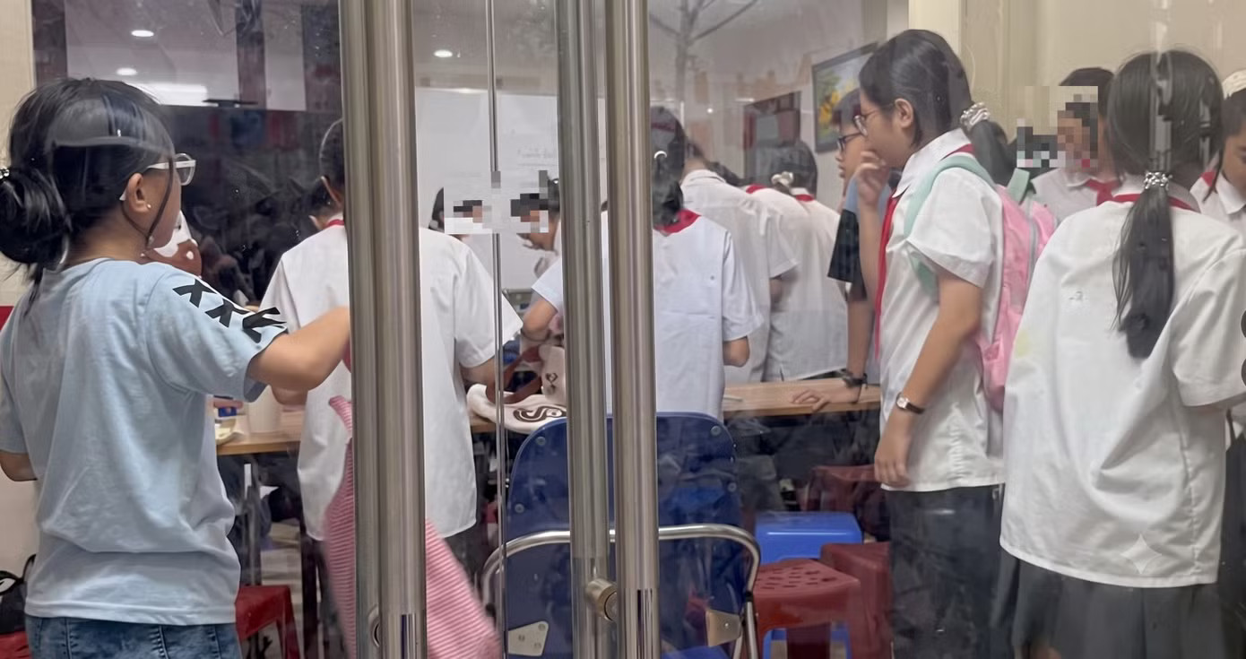 Trung tâm bồi dưỡng văn hóa tại Hà Nội tấp nập học sinh đến học thêm sau giờ học chính khóa. Ảnh: N.H Biến tướng dạy thêm học thêm - Ảnh 2.